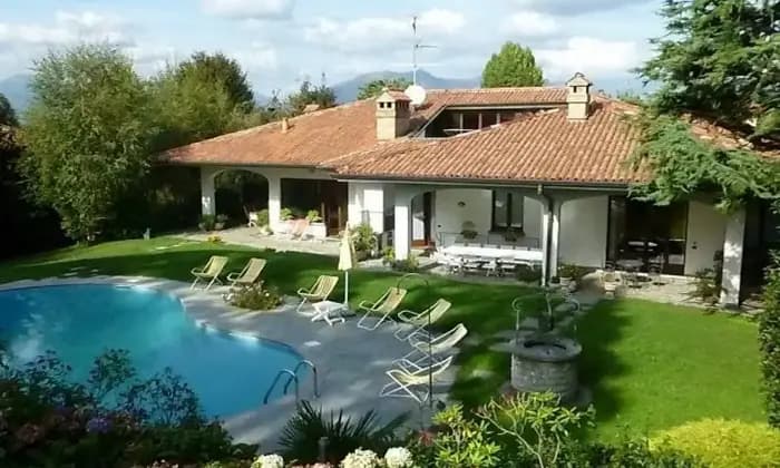 Rexer-Cassago-Brianza-Vendesi-due-appartamenti-in-prestigiosa-villa-con-piscina-completamente-arredata-Facciata