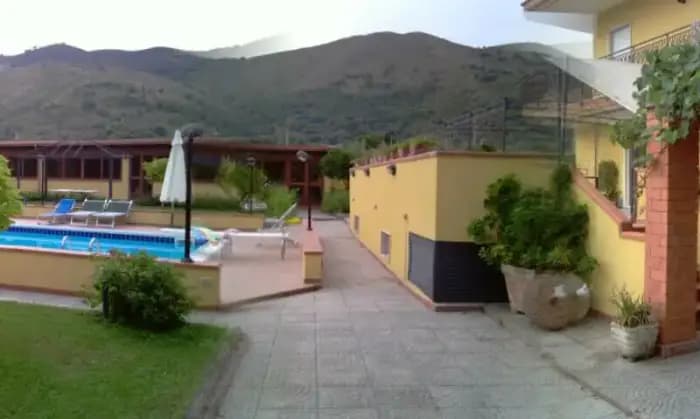 Rexer-Sessa-Aurunca-Villa-su-tre-livelli-con-giardino-e-piscina-Altro