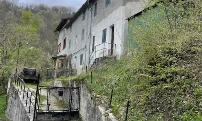 Rexer-Ventasso-Rustico-da-ristrutturare-Vaglie-di-Ligonchio-con-terreni-boschivi-Giardino