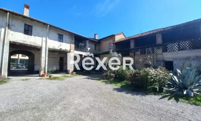 Rexer-Solaro-Cascina-sita-nel-centro-storico-di-Solaro-Terrazzo
