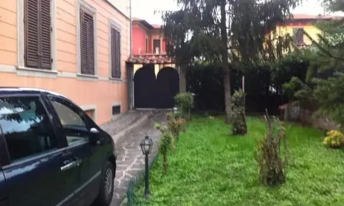 Rexer-Lucca-Affitto-di-Villa-in-via-giovanni-pascoli-GIARDINO