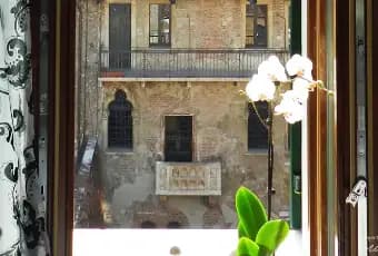Rexer-Verona-Appartamento-davanti-al-balcone-di-Giulietta-e-Romeo-ALTRO
