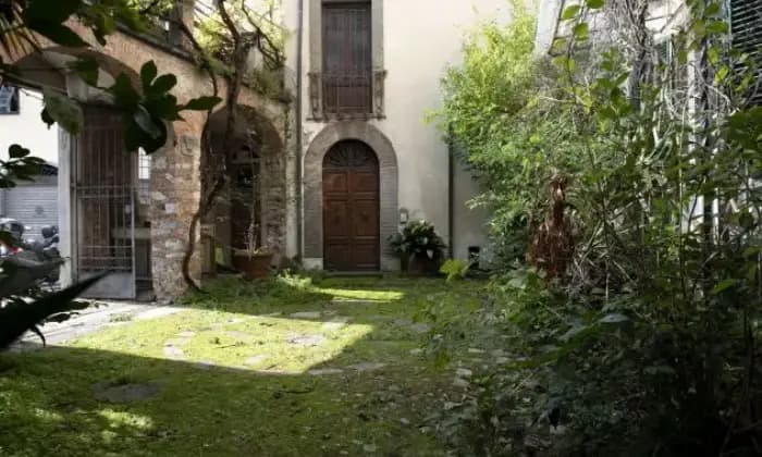 Rexer-Lucca-Appartamento-con-taverna-del-e-cortile-privato-ALTRO