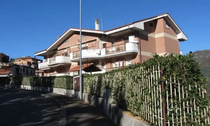 Rexer-Ciciliano-Appartamento-su-due-piani-in-vendita-in-viale-Beato-Tommaso-da-Cori-SALONE