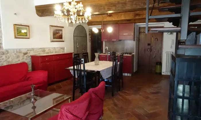 Rexer-Spoleto-Appartamento-attico-con-mansarda-in-centro-storico-SALONE