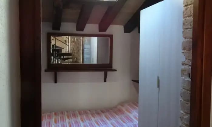 Rexer-Spoleto-Appartamento-attico-con-mansarda-in-centro-storico-CAMERA-DA-LETTO