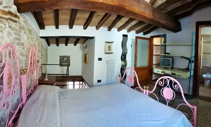 Rexer-Spoleto-Appartamento-attico-con-mansarda-in-centro-storico-CAMERA-DA-LETTO