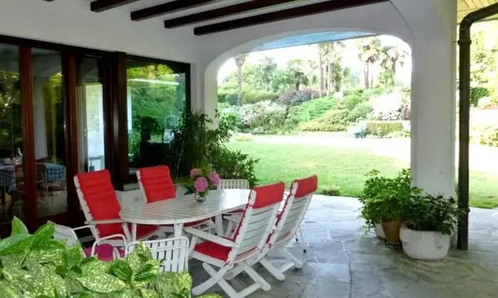 Rexer-Cassago-Brianza-Vendesi-due-appartamenti-in-prestigiosa-villa-con-piscina-completamente-arredata-Veranda