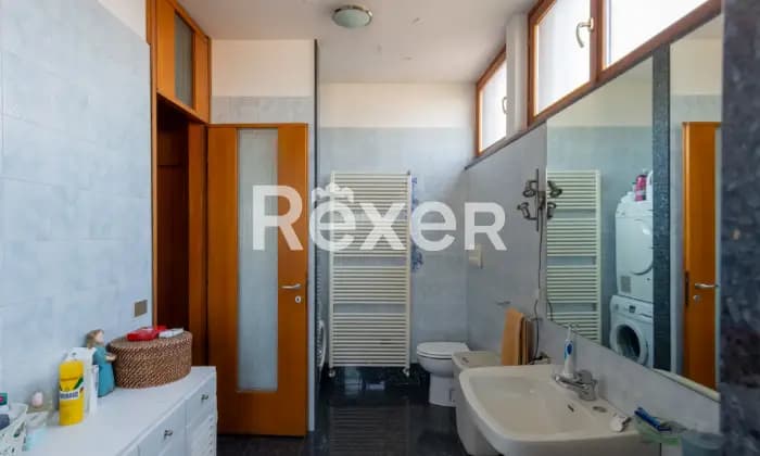 Rexer-Carpenedolo-Splendido-attico-dal-design-moderno-con-ampio-terrazzo-BAGNO