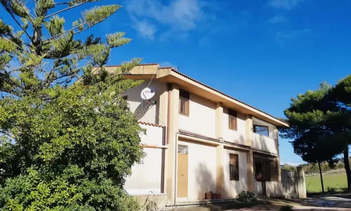 Rexer-Caltanissetta-Villa-con-appartamenti-indipendenti-cortili-e-ampio-terreno-Giardino