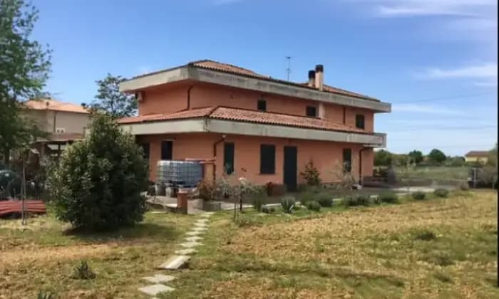 Rexer-Altopascio-Vendesi-villa-indipendente-con-terrenoALTOPASCIO-LU-Giardino