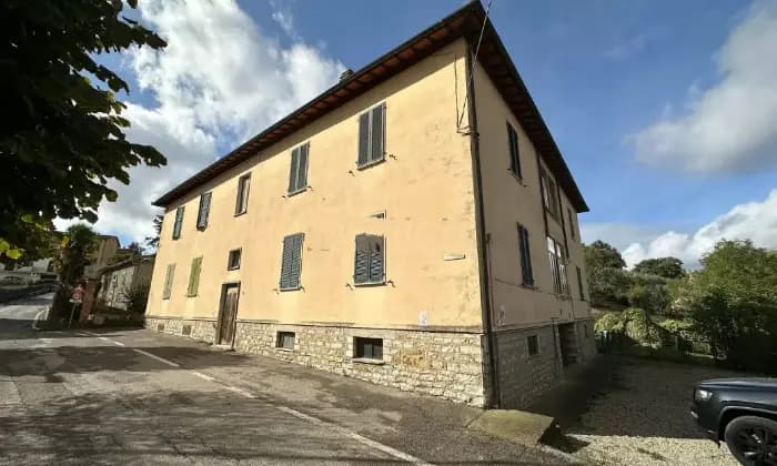 Rexer-San-Casciano-dei-Bagni-Quadrilocale-in-vendita-in-piazza-Risorgimento-Giardino