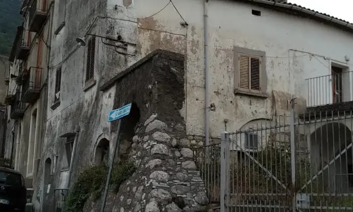 Rexer-San-Lorenzello-Villa-su-tre-livelli-indipendente-con-spazio-antistante-panoramico-Terrazzo