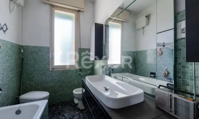 Rexer-Bologna-Saragozza-via-Bastia-mq-con-balconi-e-cantina-Bagno