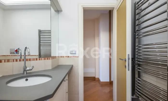 Rexer-Roma-Corso-Francia-Appartamento-piano-alto-con-terrazza-e-box-auto-Bagno