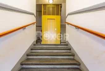 Rexer-Firenze-Via-Fabbroni-vani-ascensore-balcone-e-cantina-Garage