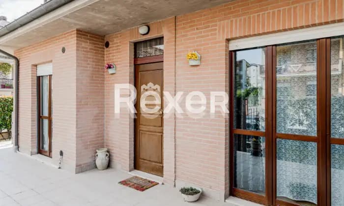 Rexer-Castelraimondo-Ampio-e-spazioso-appartamento-con-spazio-esterno-ENTRATA
