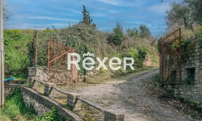 Rexer-Viterbo-Villa-unifamiliare-disposta-su-su-tre-piani-con-terreno-e-box-Terrazzo