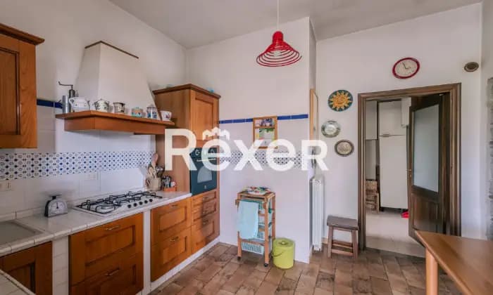 Rexer-Viterbo-Villa-unifamiliare-disposta-su-su-tre-piani-con-terreno-e-box-Cucina
