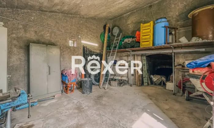 Rexer-Viterbo-Villa-unifamiliare-disposta-su-su-tre-piani-con-terreno-e-box-Altro
