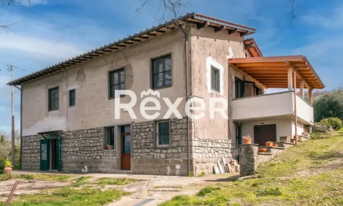 Rexer-Viterbo-Villa-unifamiliare-disposta-su-su-tre-piani-con-terreno-e-box-Giardino