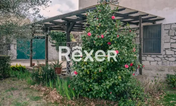 Rexer-Viterbo-Villa-unifamiliare-disposta-su-su-tre-piani-con-terreno-e-box-Giardino