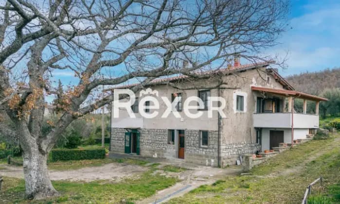 Rexer-Viterbo-Villa-unifamiliare-disposta-su-su-tre-piani-con-terreno-e-box-Terrazzo