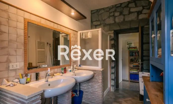 Rexer-Viterbo-Villa-unifamiliare-disposta-su-su-tre-piani-con-terreno-e-box-Bagno
