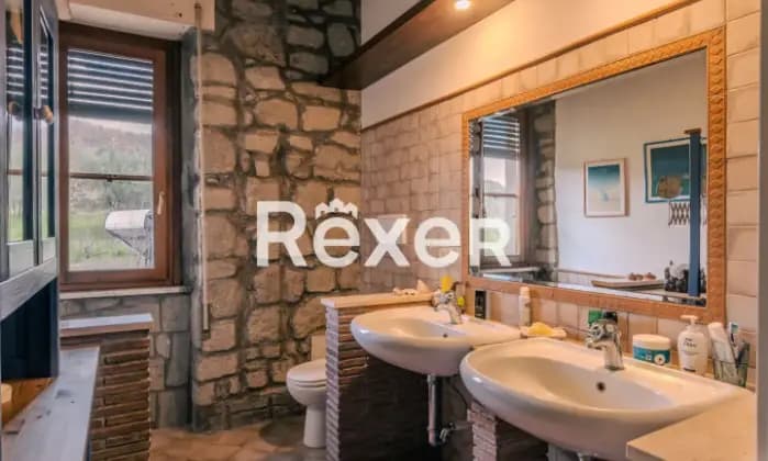 Rexer-Viterbo-Villa-unifamiliare-disposta-su-su-tre-piani-con-terreno-e-box-Bagno