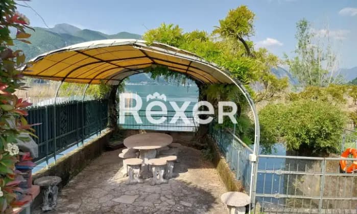 Rexer-Paratico-Trilocale-al-piano-primo-vista-lago-in-residence-con-piscina-Giardino
